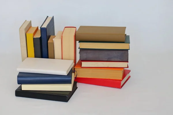 Wiele Kolorowych Książek Drewnianym Stosie Odizolowanych Białym Tle — Zdjęcie stockowe