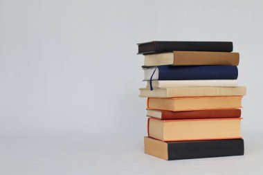 Beyaz arkaplan üzerine kitap yığını