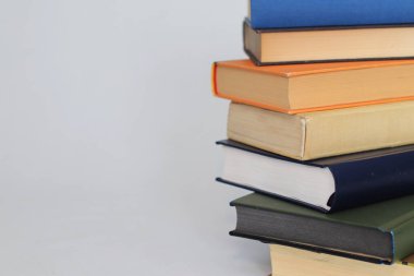 Beyaz arkaplan üzerine kitap yığını