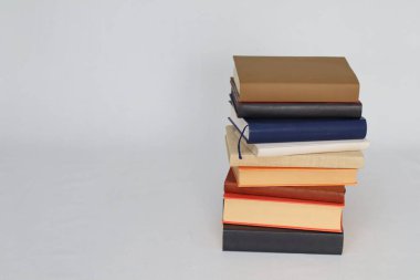 Beyaz arkaplan üzerine kitap yığını