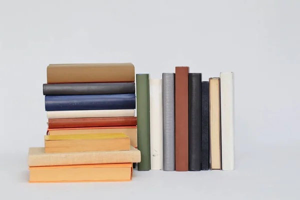 Bücherstapel Auf Grau — Stockfoto