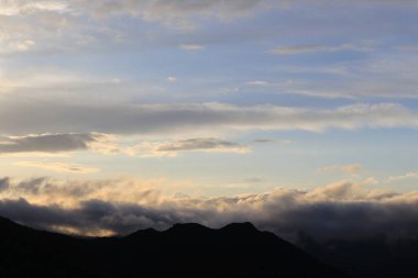 Beyaz arkaplan üzerine kitap yığını