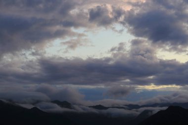 Beyaz arkaplan üzerine kitap yığını