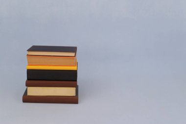 Beyaz arkaplan üzerine kitap yığını