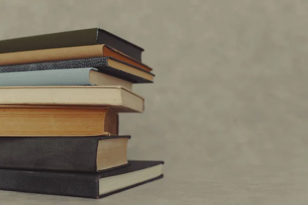 Egy Halom Könyv Fából Készült Háttérrel Oktatási Koncepció — Stock Fotó