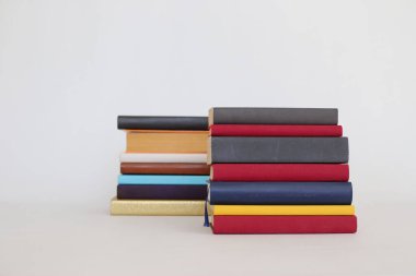 Ahşap masa _ eğitim konsepti üzerine bir yığın farklı kitap