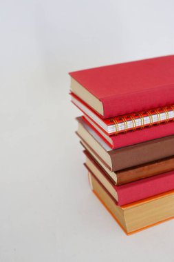 Ahşap masa _ eğitim konsepti üzerine bir yığın farklı kitap