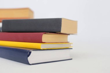 Ahşap masa _ eğitim konsepti üzerine bir yığın farklı kitap