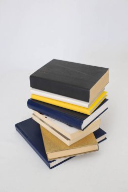 Ahşap masa _ eğitim konsepti üzerine bir yığın farklı kitap