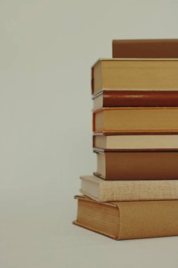 Ahşap masa _ eğitim konsepti üzerine bir yığın farklı kitap