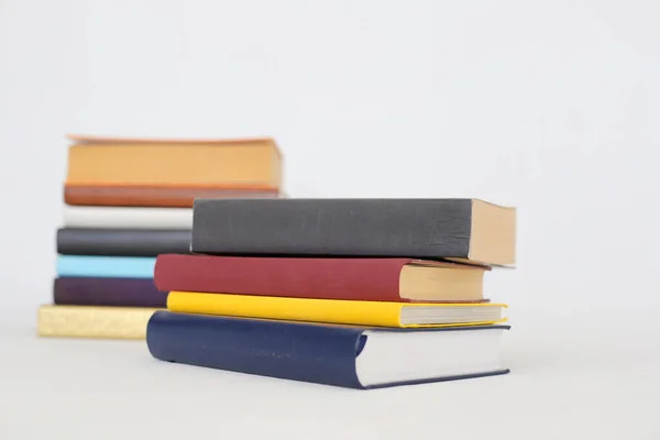 木桌教育概念的各式书籍堆栈 — 图库照片