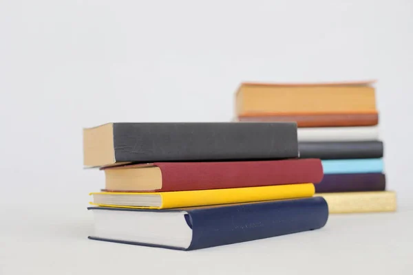 Pila Diferentes Libros Sobre Tabla Madera Concepto Educación — Foto de Stock