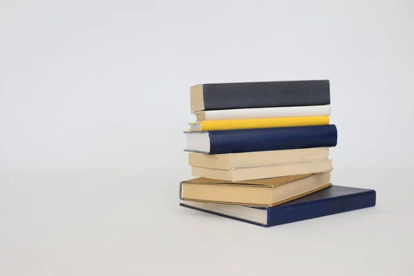 Pila Libri Diversi Sul Concetto Tavolo Educazione Legno — Foto Stock