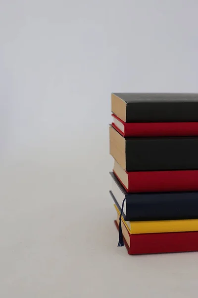 Στοίβα Από Διάφορα Βιβλία Σχετικά Την Έννοια Ξύλινο Τραπέζι Εκπαίδευση — Φωτογραφία Αρχείου