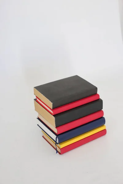 木桌教育概念的各式书籍堆栈 — 图库照片