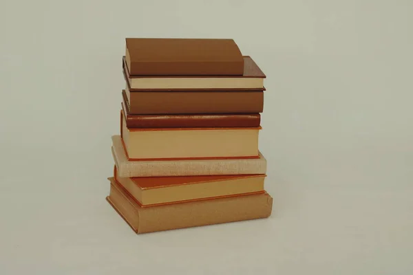 Stos Różnych Książek Temat Koncepcji Drewnianego Table Education — Zdjęcie stockowe