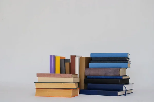 Stapel Boeken Witte Achtergrond Bibliotheek Terug Naar School Concept — Stockfoto