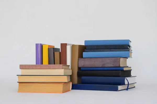 Stapel Gebundener Hardcover Bücher Der Bibliothek Auf Weißem Hintergrund Rückseitenansicht — Stockfoto