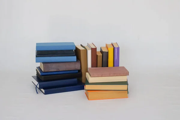 Stapel Von Büchern Mit Weißem Hintergrund — Stockfoto