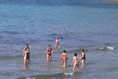 Split, Hırvatistan, 25.05.2023. Güneşli bir günde köpekli kız..