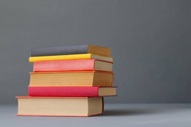 Gri arkaplan üzerine birçok farklı kitap 