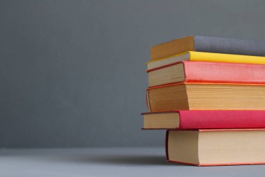 Gri kitap yığını