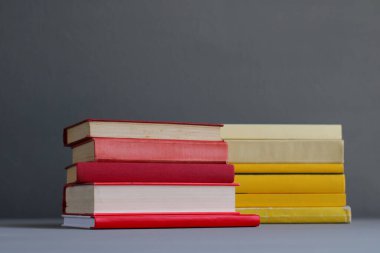 gri arka plan üzerine kitaplar. 