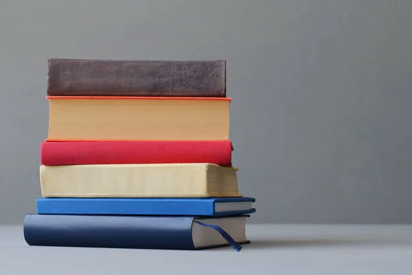 Στοίβα Από Πολύχρωμα Hardback Βιβλία Γκρι Φόντο Πίσω Στο Σχολείο — Φωτογραφία Αρχείου