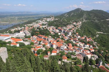Hırvatistan 'ın güneyinde yer alan Vrgorac kasabası çilek, prosciutto ve et endüstrisiyle tanınıyor.