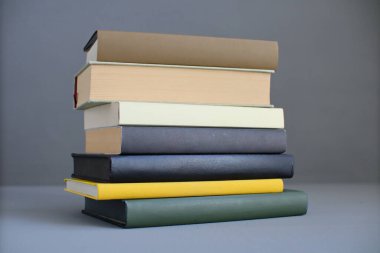 Gri kitap yığını