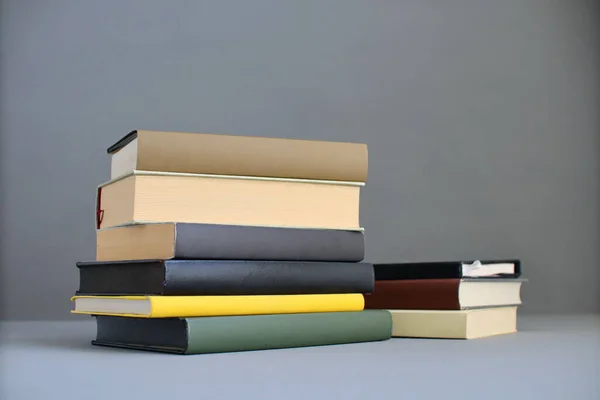 Montón Libros Sobre Gris — Foto de Stock