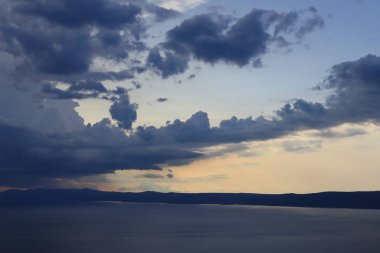 Bulutlu gökyüzü denizin üzerinde