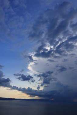 Bulutlu gökyüzü denizin üzerinde