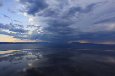 Denizin üzerinde güzel bir gün batımı 