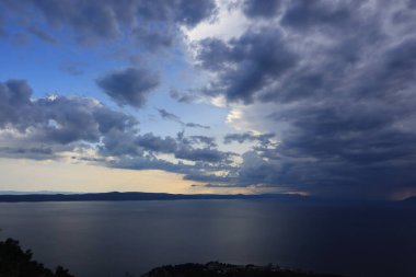 a beautiful view of a sea under a cloudy sky 