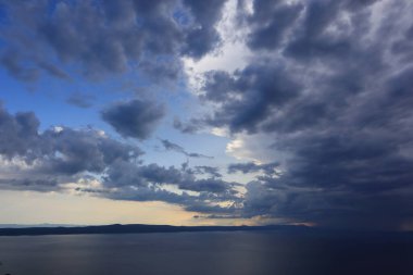 dramatik gökyüzü ve kara bulutlar. 