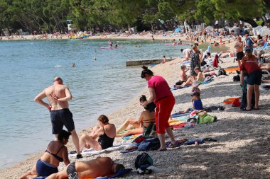 Makarska, Hırvatistan, 02.06.2023. Turistler, Hırvatistan 'da deniz kıyısındaki yıllık tatillerinin keyfini çıkarıyorlar.