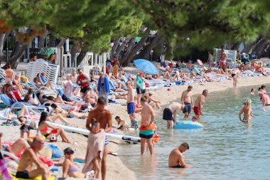 Makarska, Hırvatistan, 02.06.2023. Turistler, Hırvatistan 'da deniz kıyısındaki yıllık tatillerinin keyfini çıkarıyorlar.