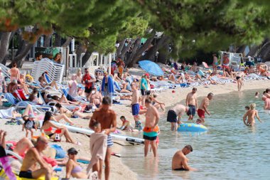 Makarska, Hırvatistan, 02.06.2023. Turistler, Hırvatistan 'da deniz kıyısındaki yıllık tatillerinin keyfini çıkarıyorlar.