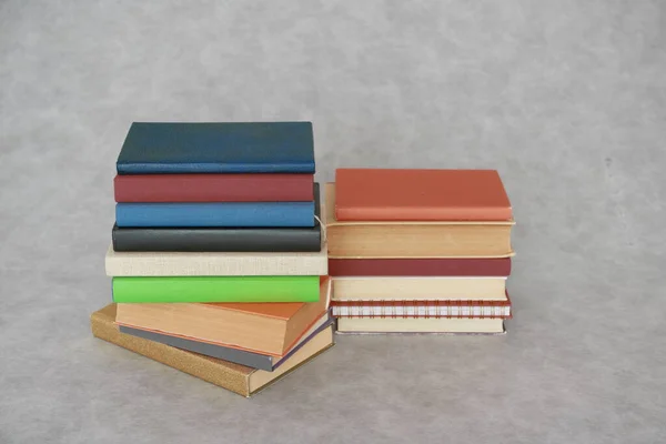 Pilha Livros Sobre Mesa Madeira — Fotografia de Stock