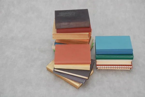 Uma Pilha Livros Coloridos Fundo Cinza — Fotografia de Stock
