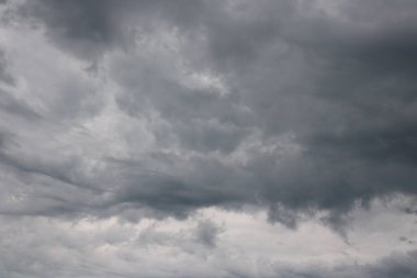 Karanlık gökyüzündeki bulutlar 