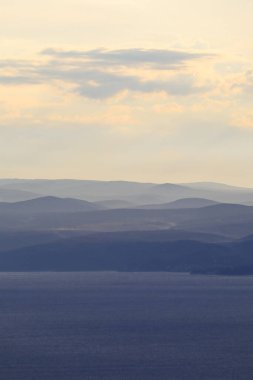 Dağları ve bulutları olan güzel bir manzara 
