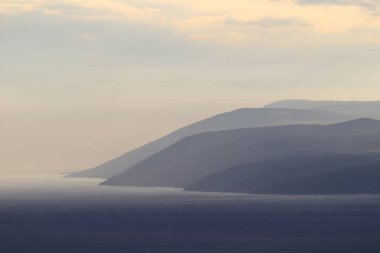 Dağları ile güzel deniz manzarası 