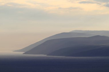 Deniz ve dağ manzarası 