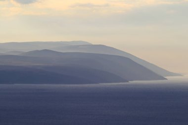 Deniz kıyısında güzel bir gün batımı. 