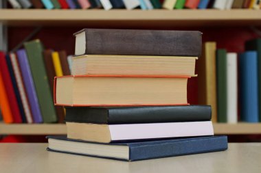 Kütüphanede kitap yığını 