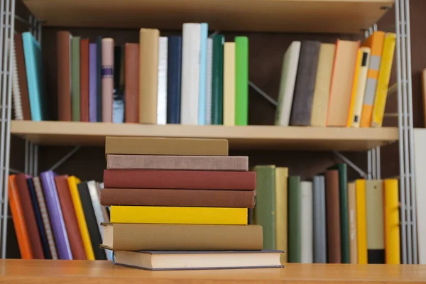 Пачка Книг Столе Библиотеке — стоковое фото