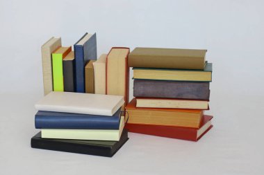 eski kitaplar beyaz zemin üzerine kazık 