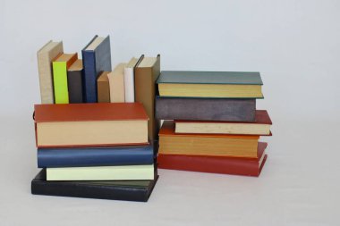 Beyaz arkaplan üzerine kitap yığını 